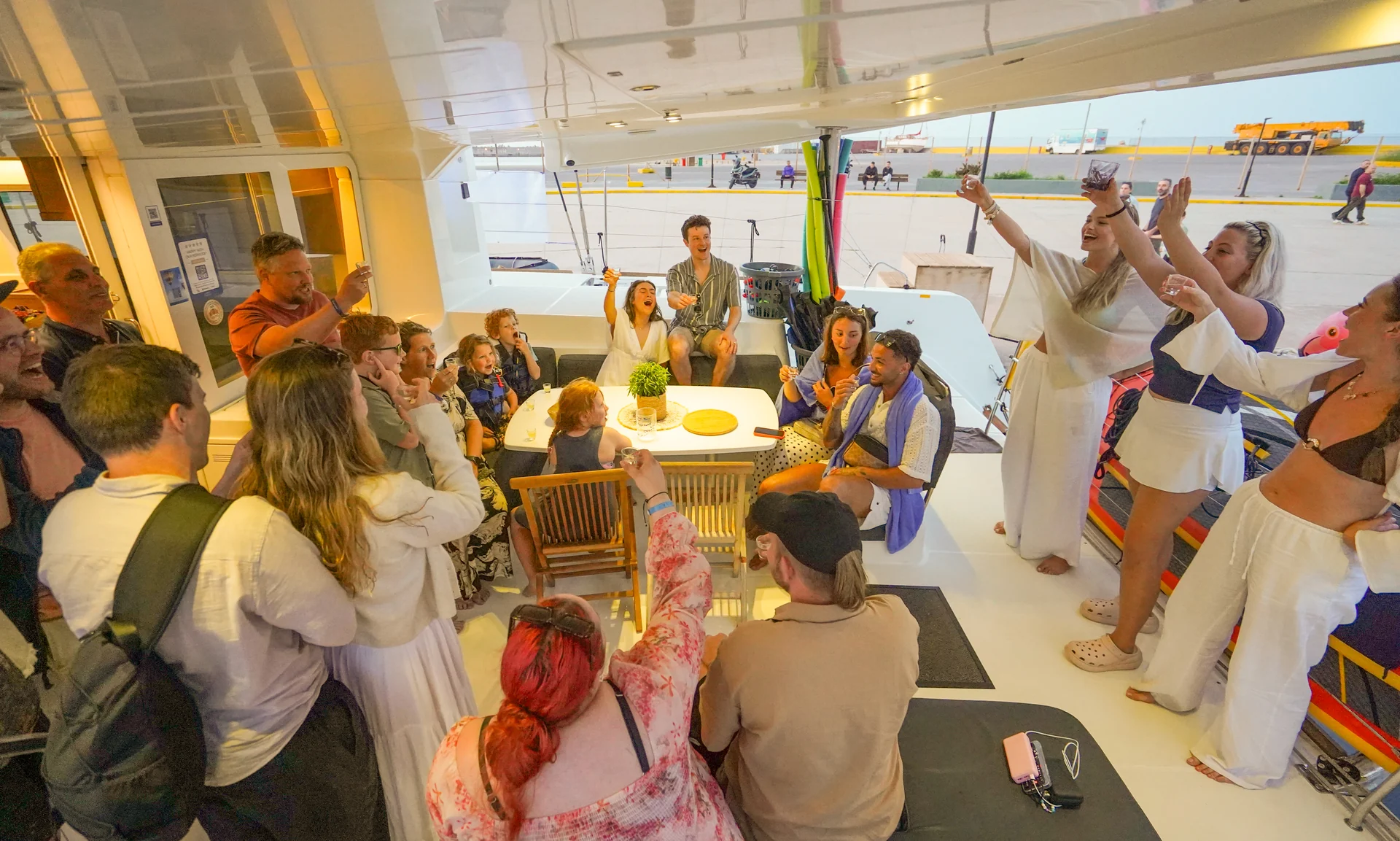 Passagers et équipage levant leurs verres ensemble à bord à la marina
